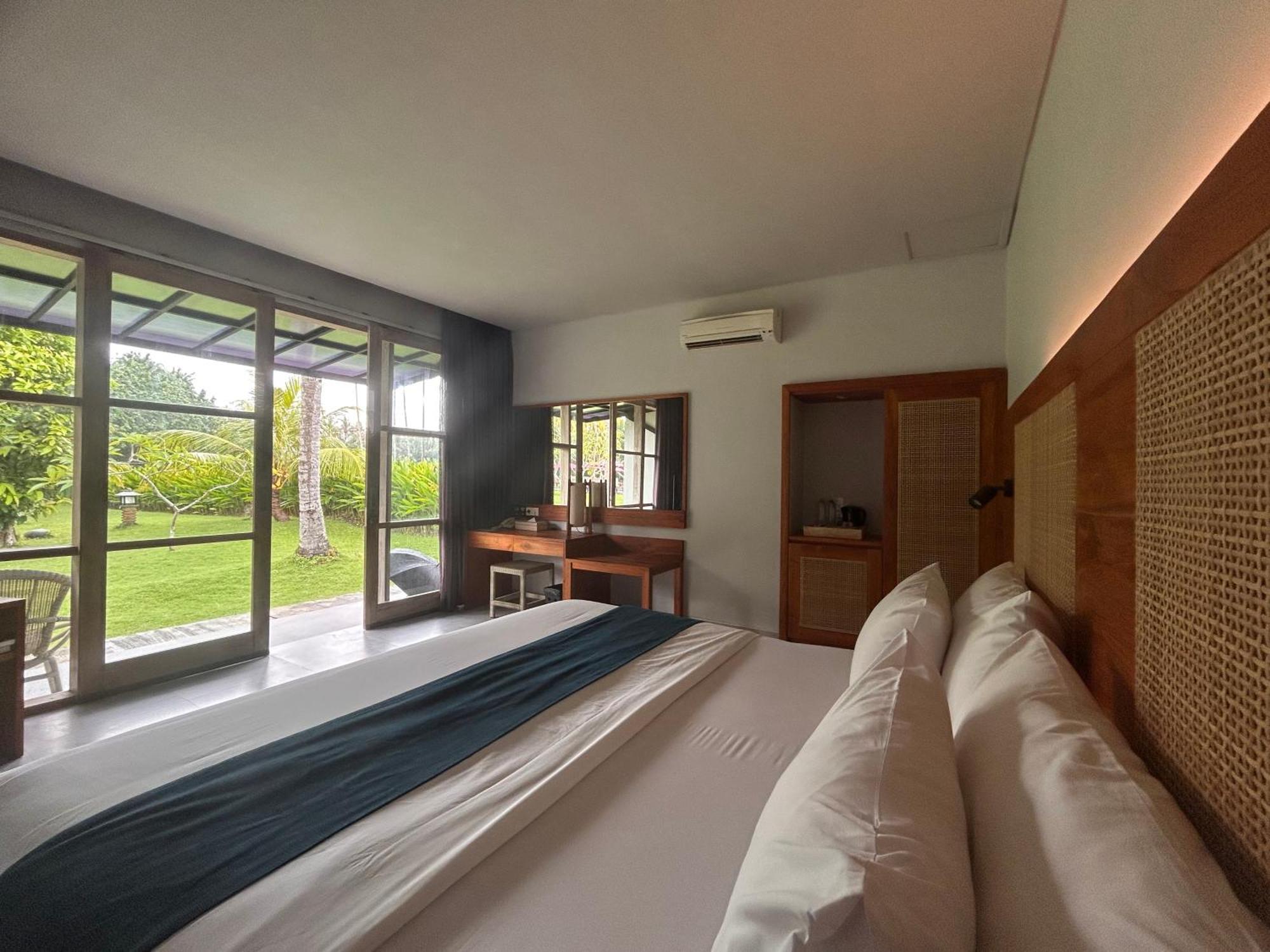 Umadewi Surf & Retreat Hotel Pulukan Ngoại thất bức ảnh
